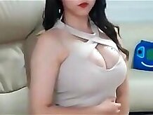 Sexy asian girl in mini Vestido