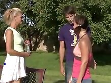 Old mature mom is pleasing teen pussy En El Exterior