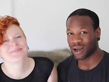 Pareja real golpeando en el balcón