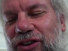 Viejo pervertido atrapado viendo porno y masturbándose obtiene frotando coño fresco