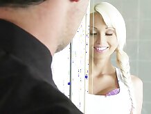 Adolescente rubia muy caliente seduce a su vecino más viejo