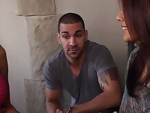 Vecinos calientes Ava Addams y Raylene lamen el chochete y comparten polla