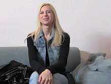 FakeAgent rubia Busty Babe obtiene chuparlas Casting entrevista
