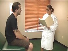 Busty doctor cura una gran erección
