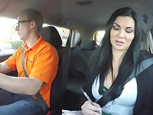 Tetona examinador de autoescuela falso pasa a joven excitable en su prueba