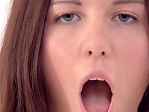 Petite babe adolescente juega con Consolador grande