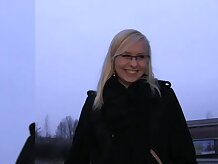 PublicAgent sorprendido rubia de anteojos follando a un desconocido fuera de