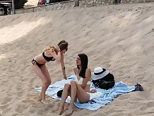 Amor y el mar con la hermosa Shemale Vicats y chica