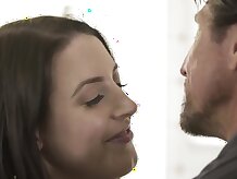 Angela White perforados por amante sobre la encimera de la cocina