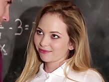 Colegiala juega con profesor sucio