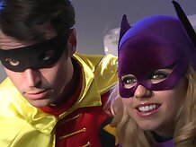 El bromista engaña a Harley Quinn con dos de sus secuaces