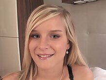 Linda teen rubia tiras para usted