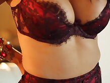 Morena tetona lluvia Romi juega su coño mojado