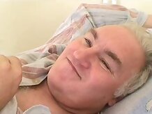 Babe abuelo follando a una bonita enfermera morena dando mamada