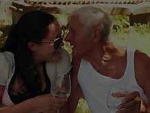 Picnic kinky Teen cutie con un abuelo