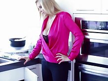 HD - PureMature Julia Ann enseña Elaina Raye a follar como un profesional