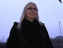 PublicAgent al aire libre follando con la sexy rubia de gafas