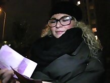 PublicAgent chica de gafas follada en la escalera de público