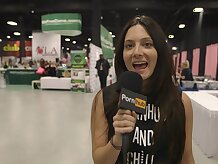 PornHub Aria en eXXXotica 2015 Pornstar entrevistas día 1