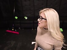 Brazzers - Sexy nerd Cristi Ann necesita polla grande