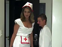Travesti Amanda Fialho las órdenes de enfermería