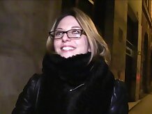 Turista francés de agente público follada en la escalera pública