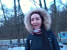 Público agente morena con buenas tetas naturales y piel pálida