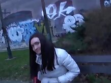 Cuatro chicas amateur follando en público para ir de compras gratis