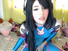 COSPLAY DE DVA JUGANDO CON SU COÑO Y LAMIENDO LA MEKA