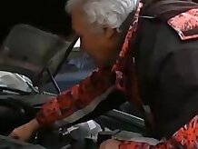 Kim tiene que pagar al hombre de la reparación con su apretado culo adolescente