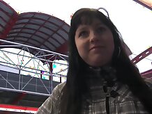 Camarógrafo aficionado PublicAgent llena su apretado coño con semen