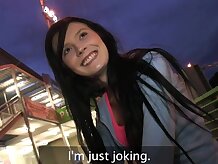 Amor Cremita Adorable joven adolescente Checa obtiene interno cum parte trasera del coche