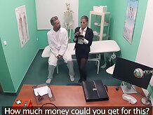 Falso Hospital Sexy Checa inmobiliaria le encanta chupar y follar polla de docs