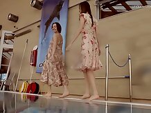 Dos calientes bellezas peludas bajo el agua