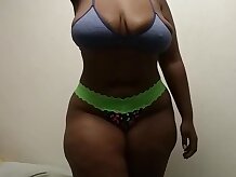 Chocolate sexy Bbw zangoloteo culo y bailando sexy