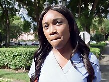 Caliente ébano enfermera follada en el bus